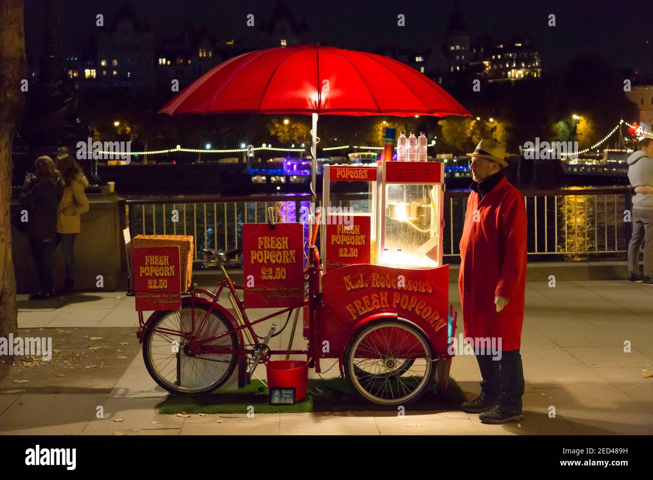 Bancarella di popcorn sul lungofiume, South Bank, Londra Foto Stock