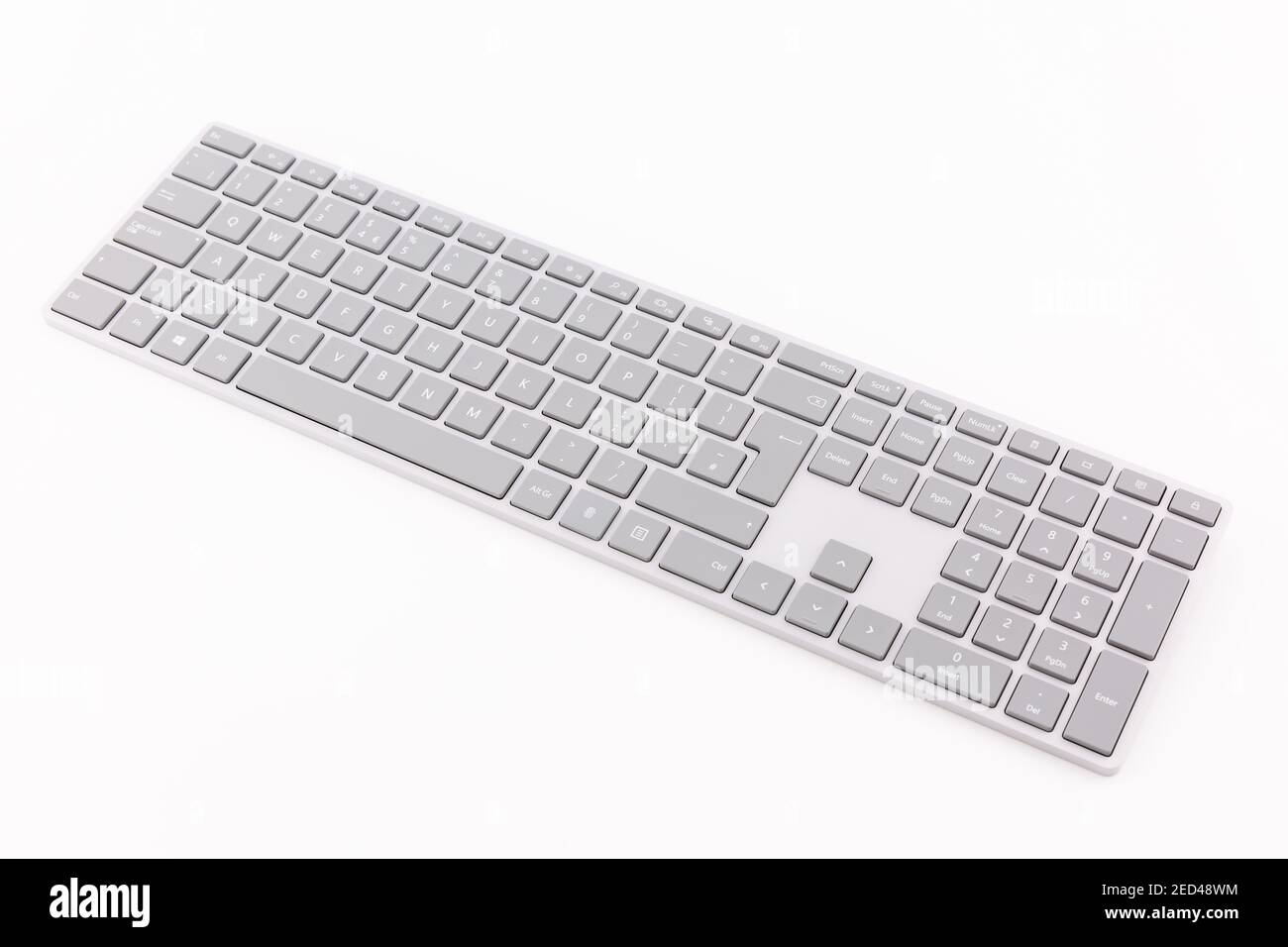 Moderna tastiera per personal computer isolata su sfondo bianco Foto Stock