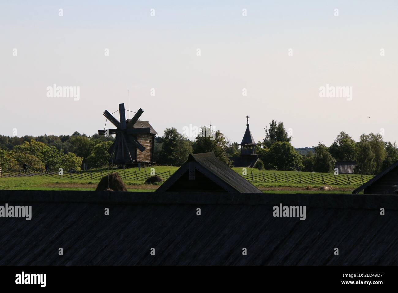 Insieme storico di architettura tradizionale in legno a Kizhi, nella Carelia russa Foto Stock
