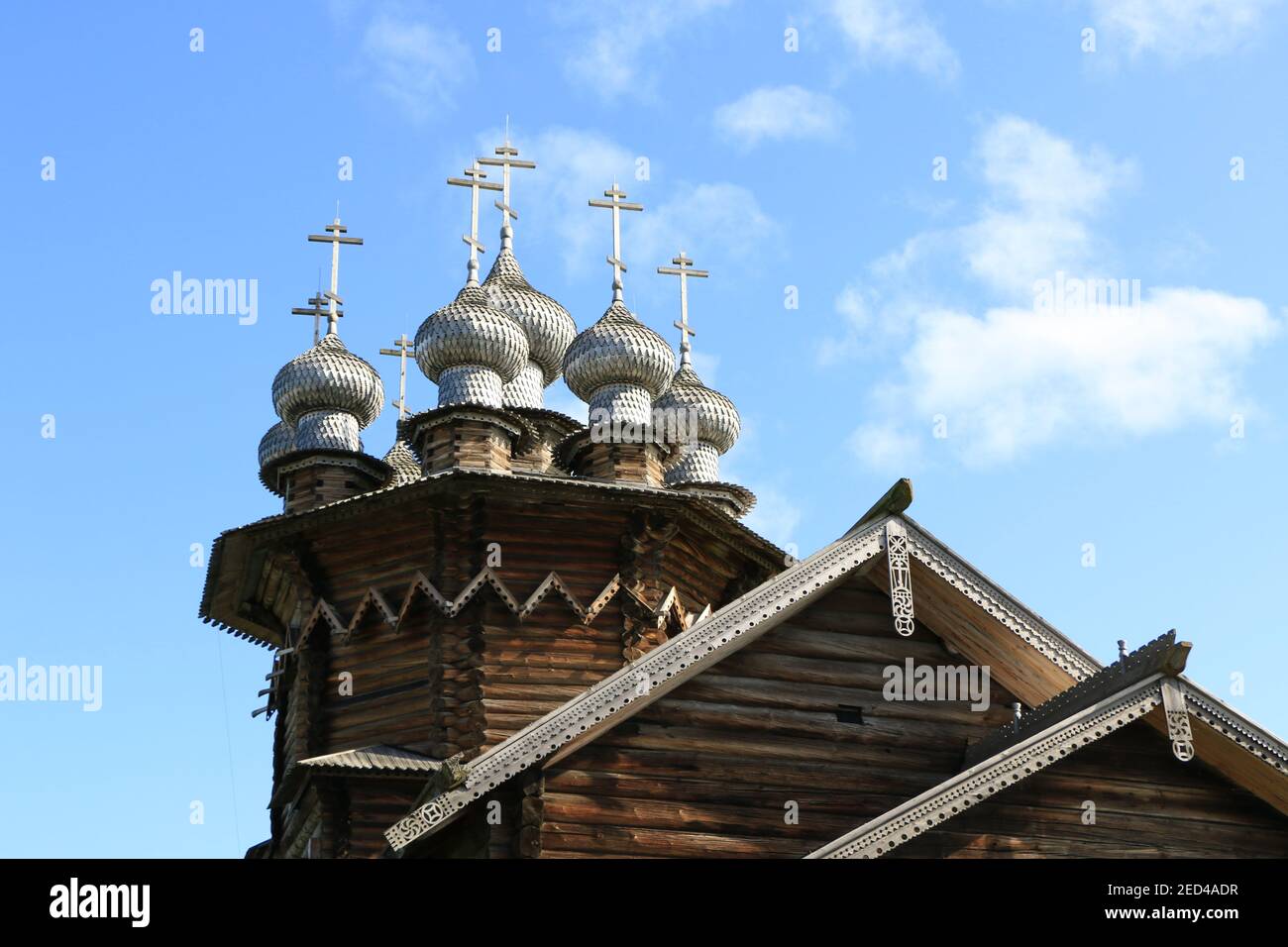 Insieme storico di architettura tradizionale in legno a Kizhi, nella Carelia russa Foto Stock