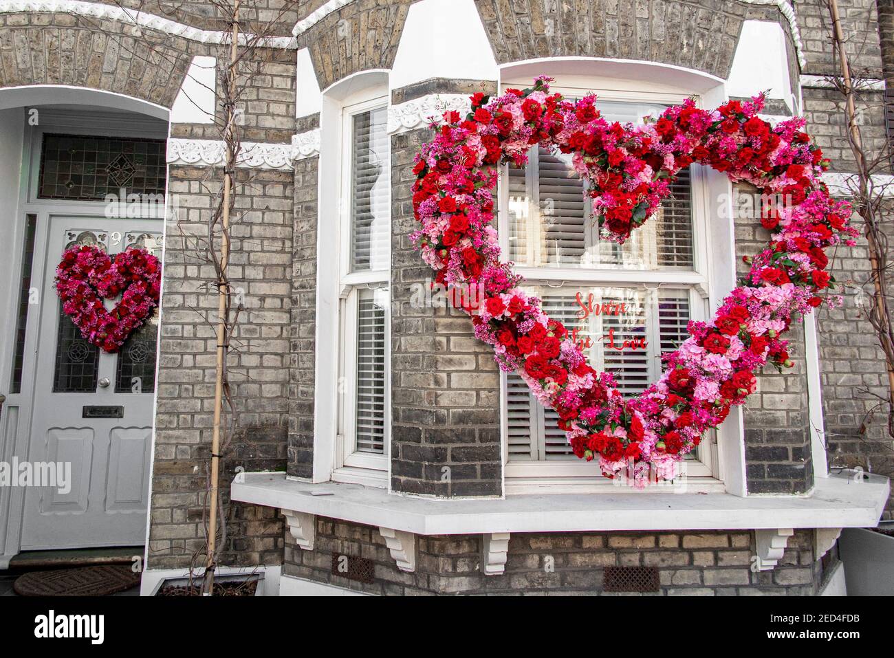 Bellissimi fiori a forma di cuore circondano le parole 'Share l'amore' Foto Stock