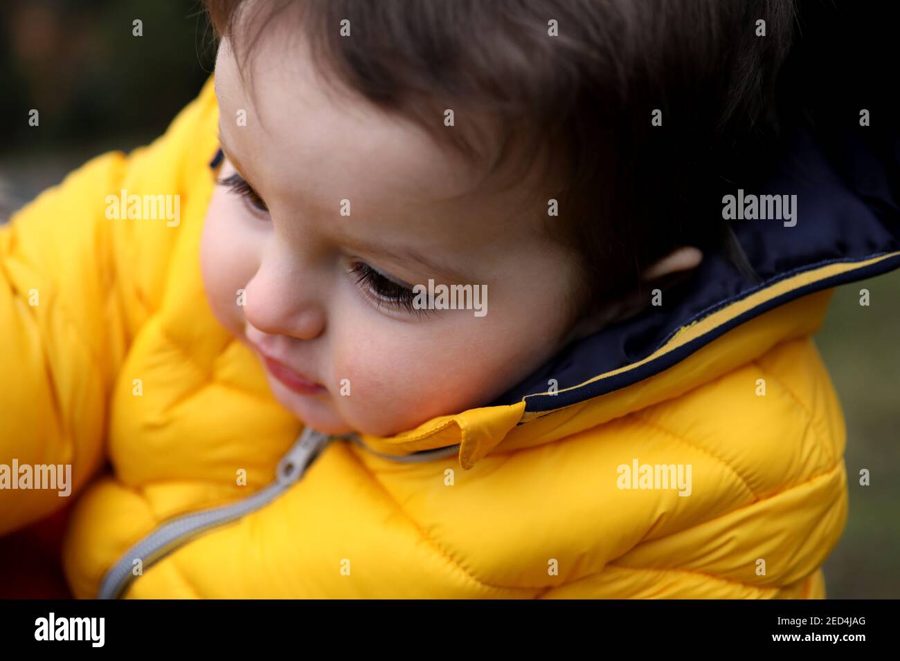 Un bambino di un anno ha ritratto che osserva astuto e appendere fuori con la sua mamma a Chichester, Sussex occidentale, Regno Unito. Foto Stock