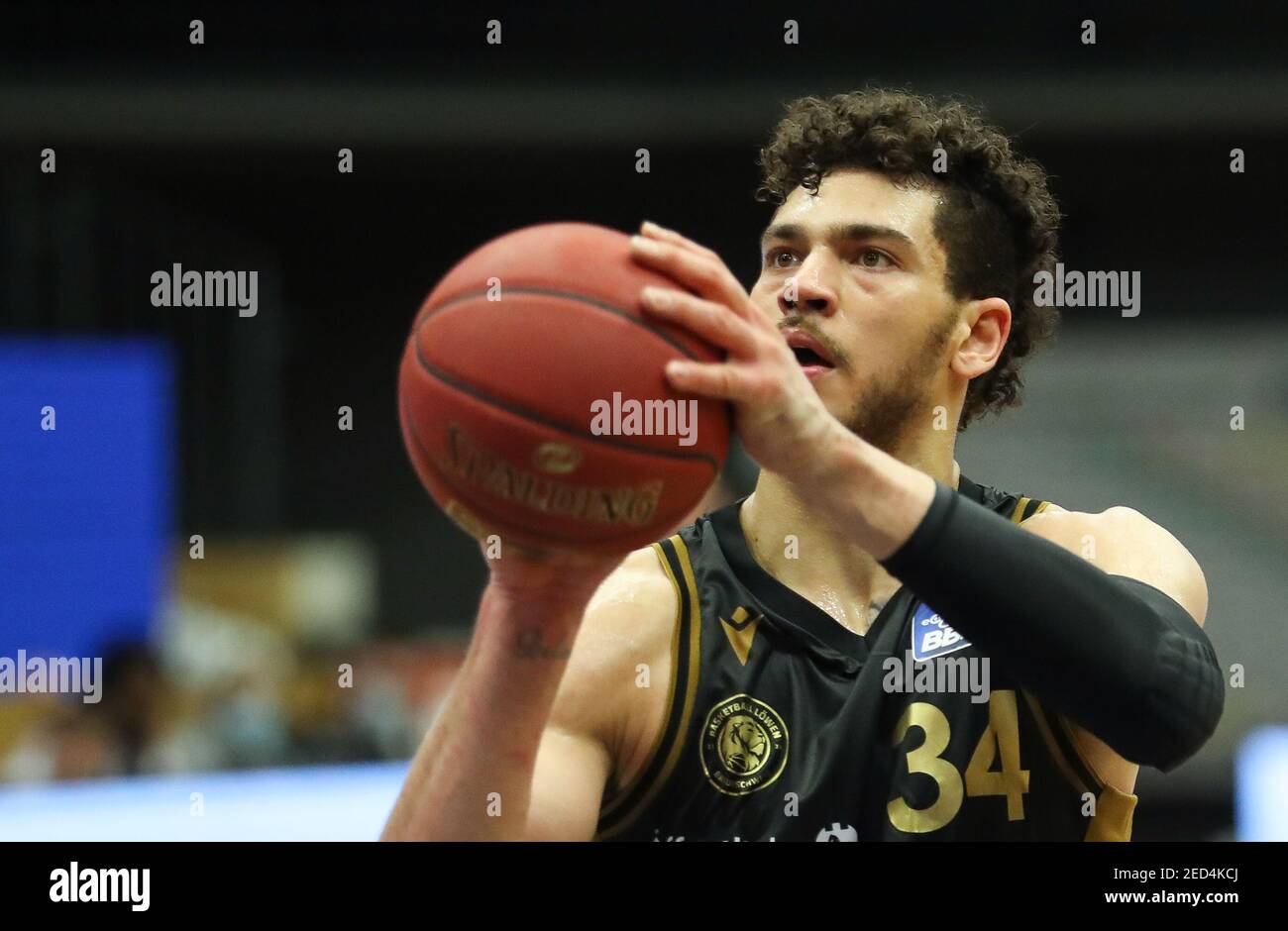 Vechta, Germania. 14 Feb 2021. Pallacanestro: Bundesliga, SC Rasta Vechta - BB Löwen Braunschweig, Matchday 19 al Rasta Dome. Gavin Schilling da Braunschweig fa un tiro libero. Credit: Friso Gentsch/dpa/Alamy Live News Foto Stock