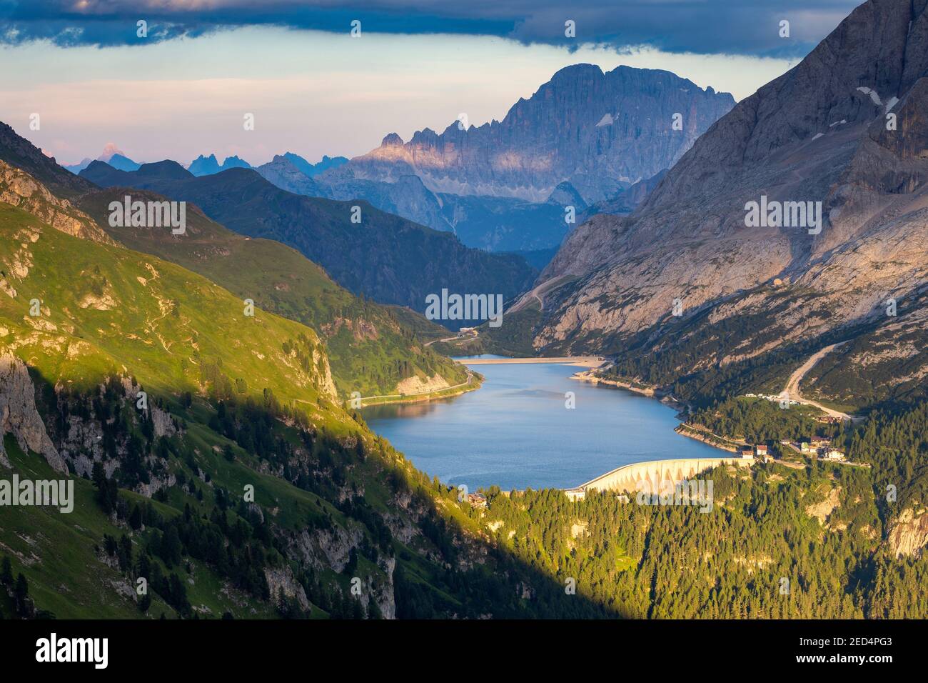 Lago di Fedaia e sullo sfondo Monte Civetta. Le Dolomiti al tramonto. Alpi Italiane. Europa. Foto Stock