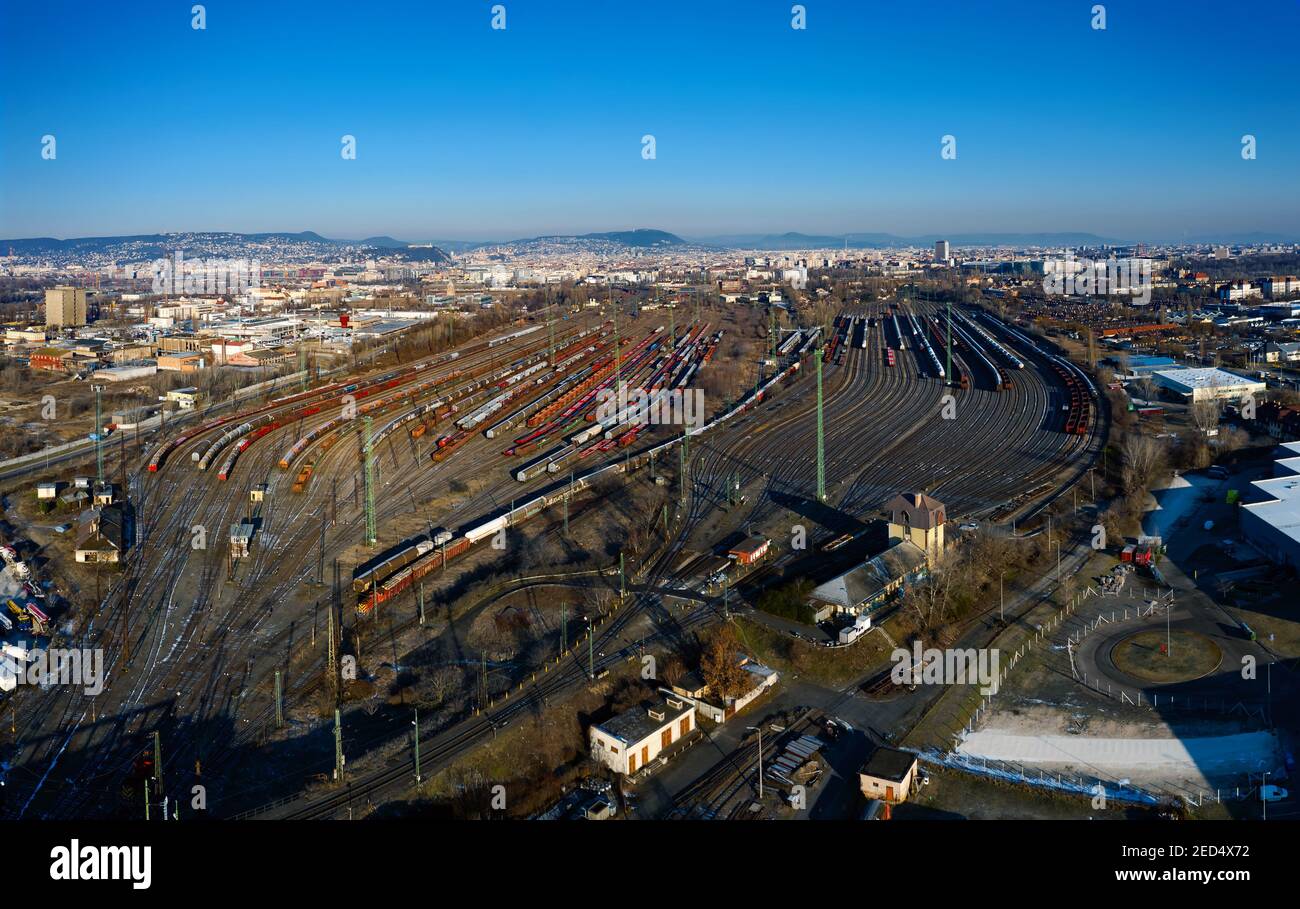 Cantiere di marshalling per treni ferroviari di merci a Budapest. Si trova nel quartiere di Ferencvaros. Foto aerea sui treni vuoti e pieni. Foto Stock