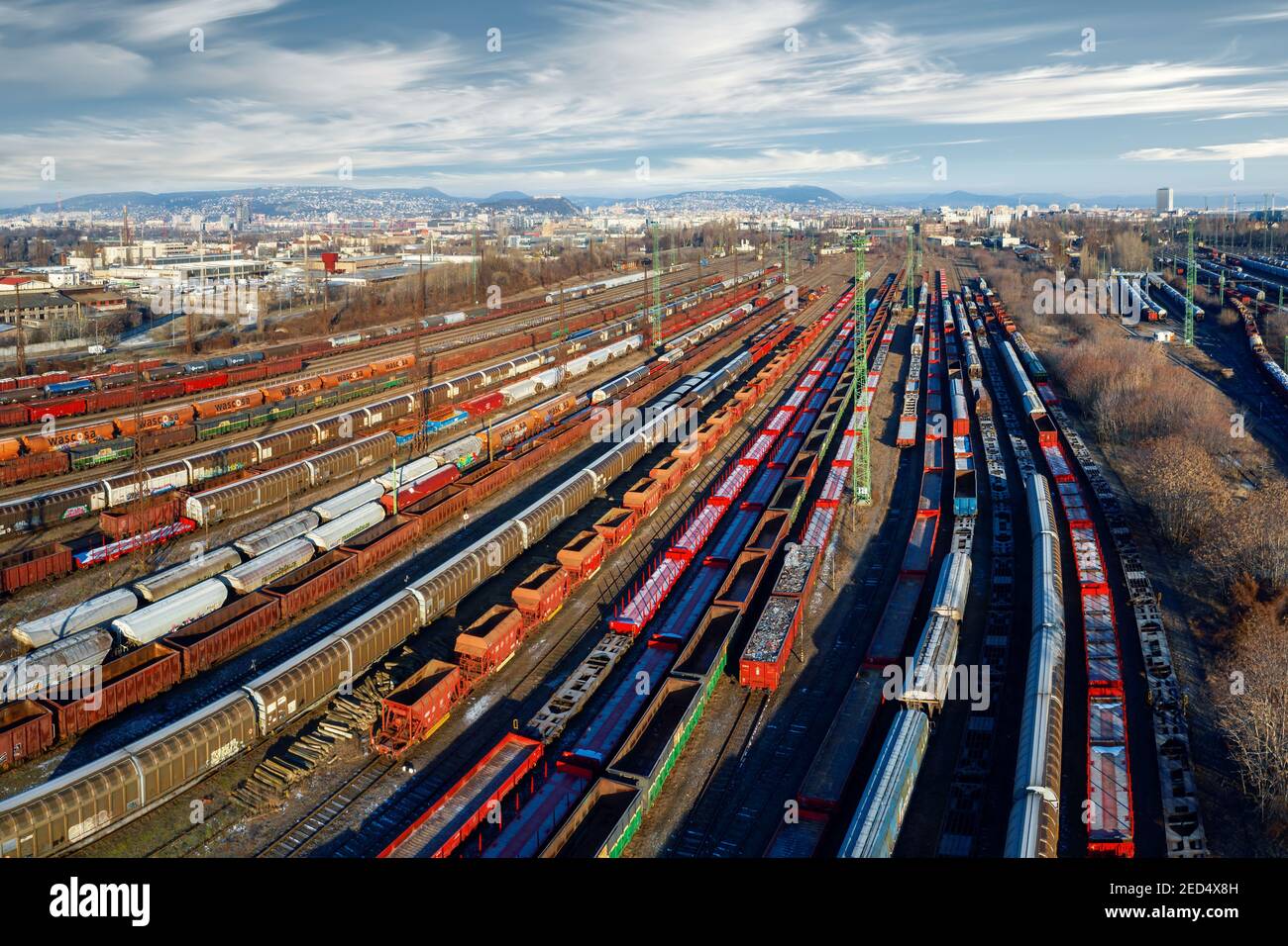 Cantiere di marshalling per treni ferroviari di merci a Budapest. Si trova nel quartiere di Ferencvaros. Foto aerea sui treni vuoti e pieni. Foto Stock