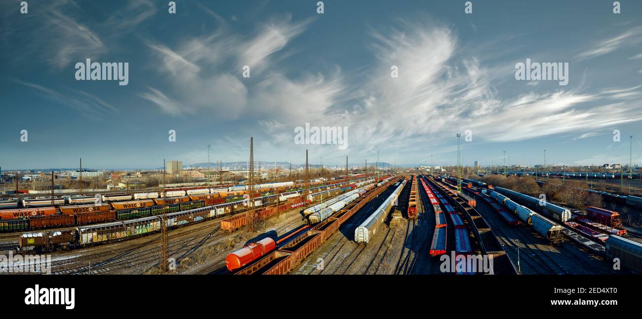 Cantiere di marshalling per treni ferroviari di merci a Budapest. Si trova nel quartiere di Ferencvaros. Foto aerea sui treni vuoti e pieni. Foto Stock