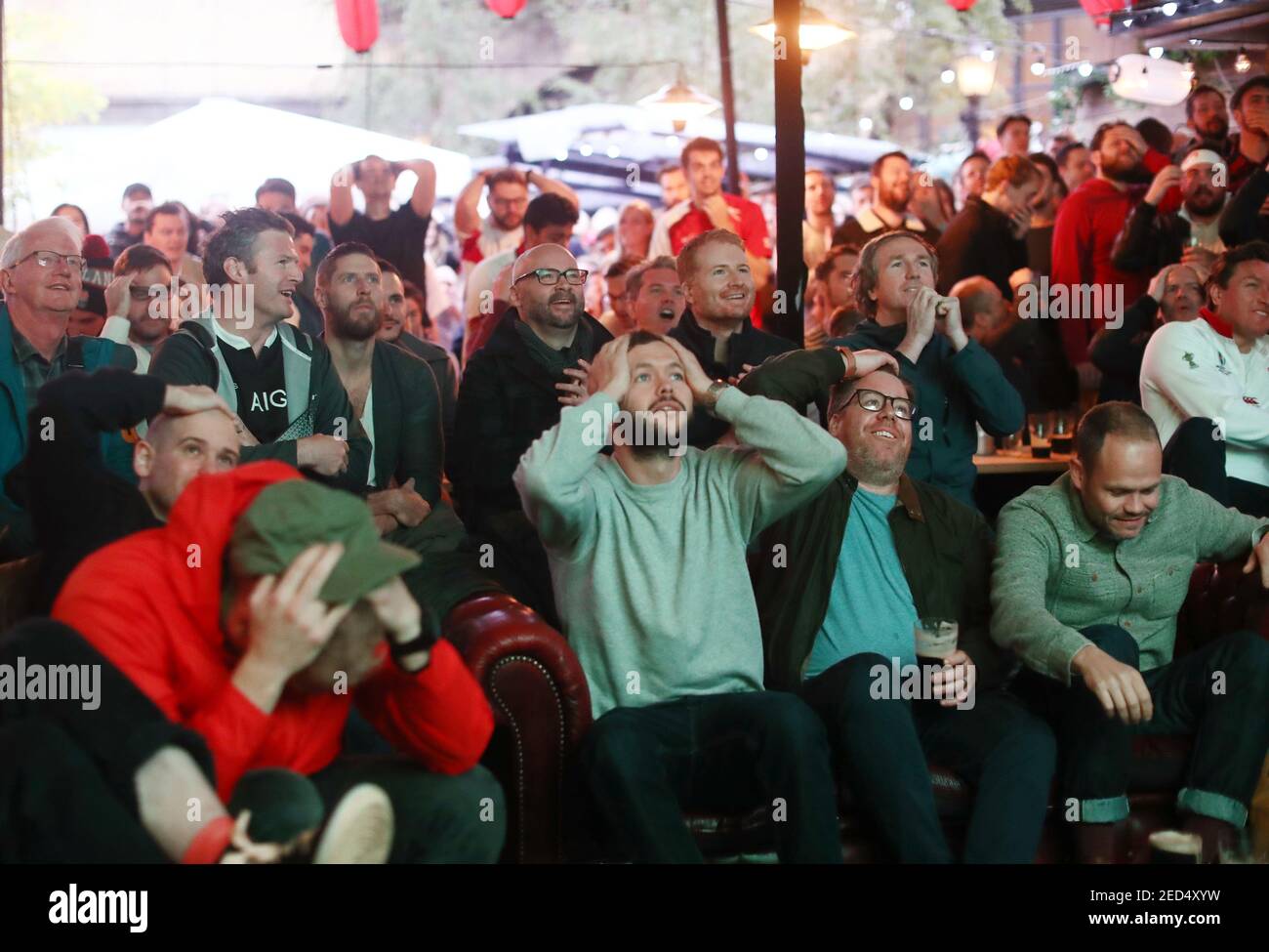 Rugby Union - Coppa del mondo di Rugby - Semifinale - Fans Watch England contro Nuova Zelanda - Londra, Gran Bretagna - 26 ottobre 2019. Le ventole reagiscono. REUTERS/Simon Dawson Foto Stock