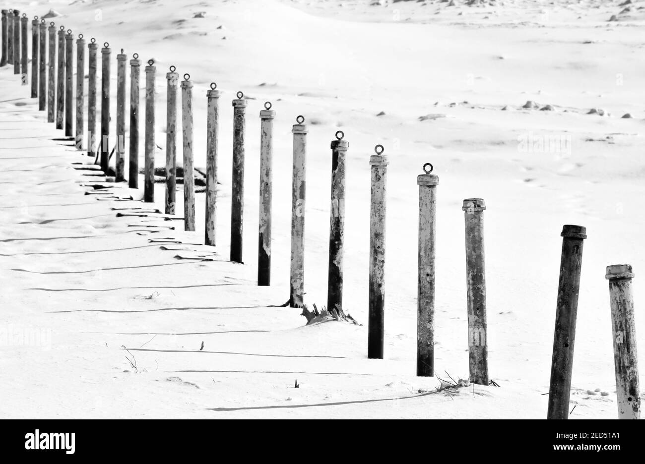 Linea di recinzione nella neve fredda invernale Foto Stock