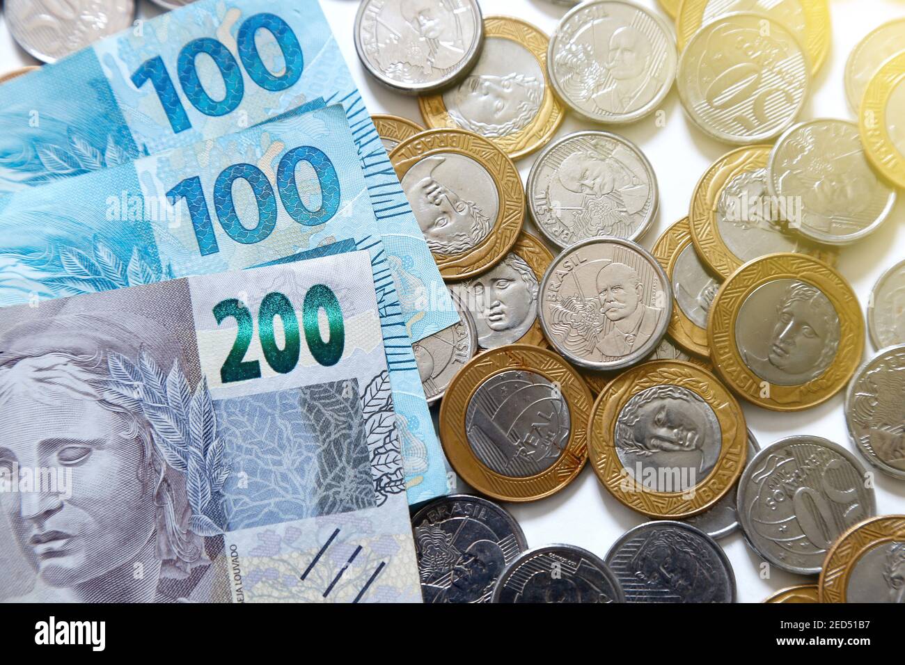 banconote in denaro e gruppo di monete reali brasiliane - economia e il concetto finanziario Foto Stock