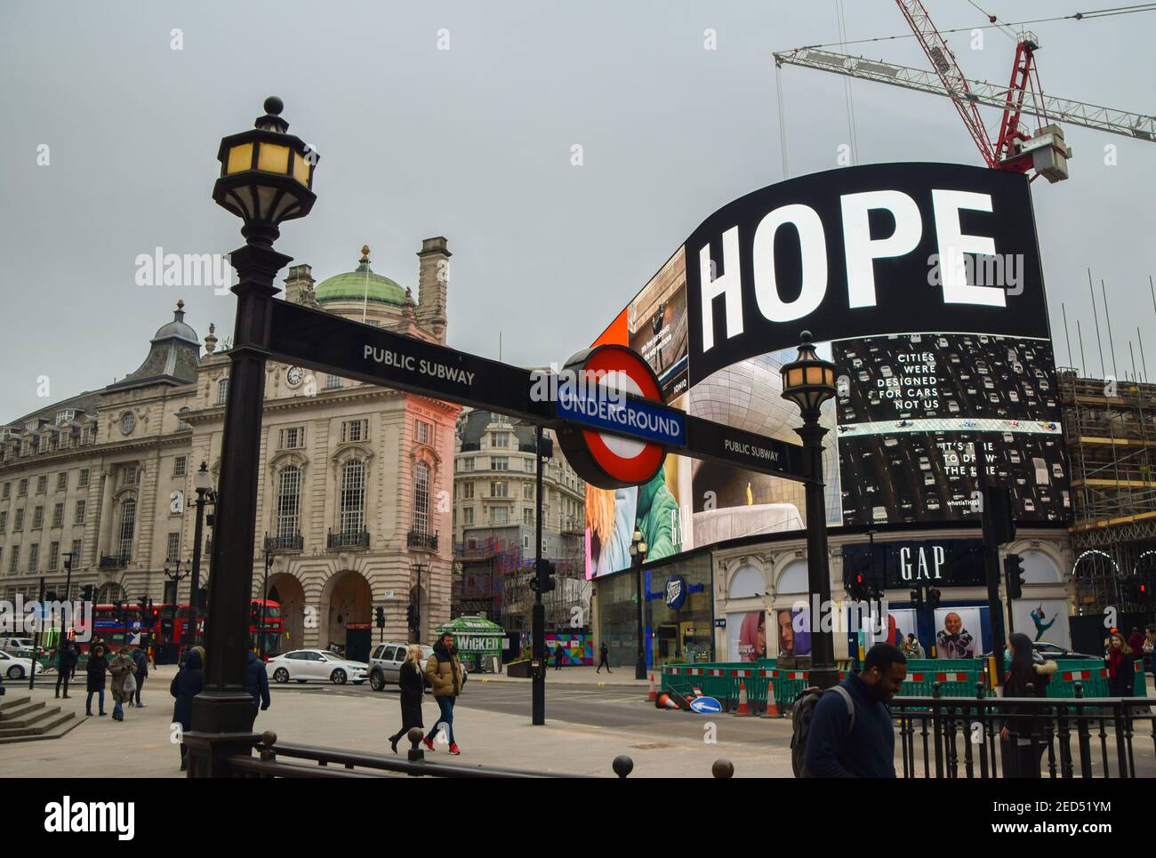 Un messaggio "Hope" visualizzato in Piccadilly Circus durante il blocco del coronavirus. Londra, Regno Unito Febbraio 2021. Foto Stock