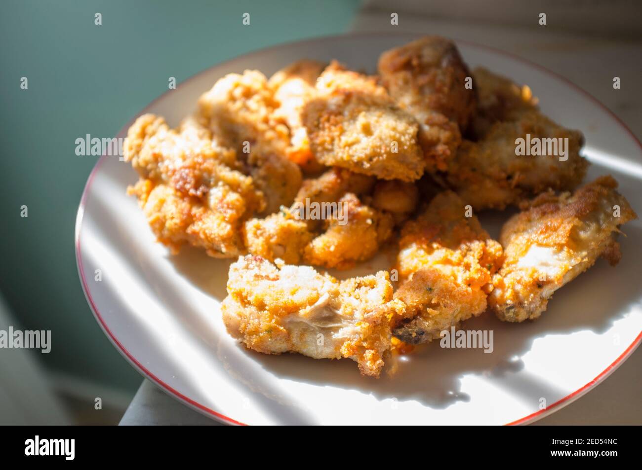 Ali di pollo ricoperte di pane fritto. Messa a fuoco selettiva Foto Stock