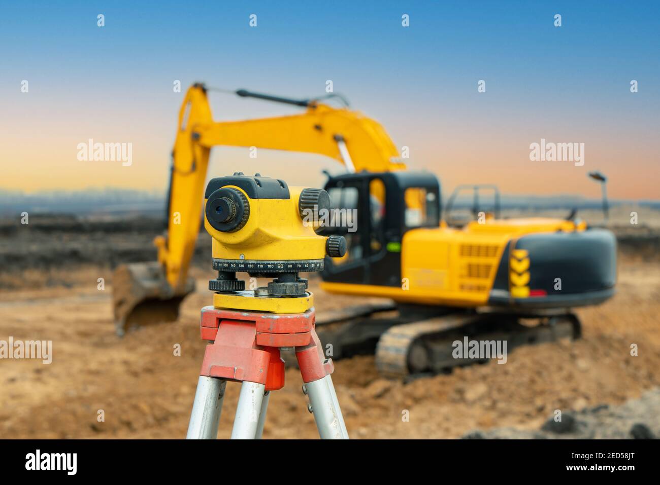 Geometra tacheometer attrezzature o teodolite esterni al sito in costruzione Foto Stock