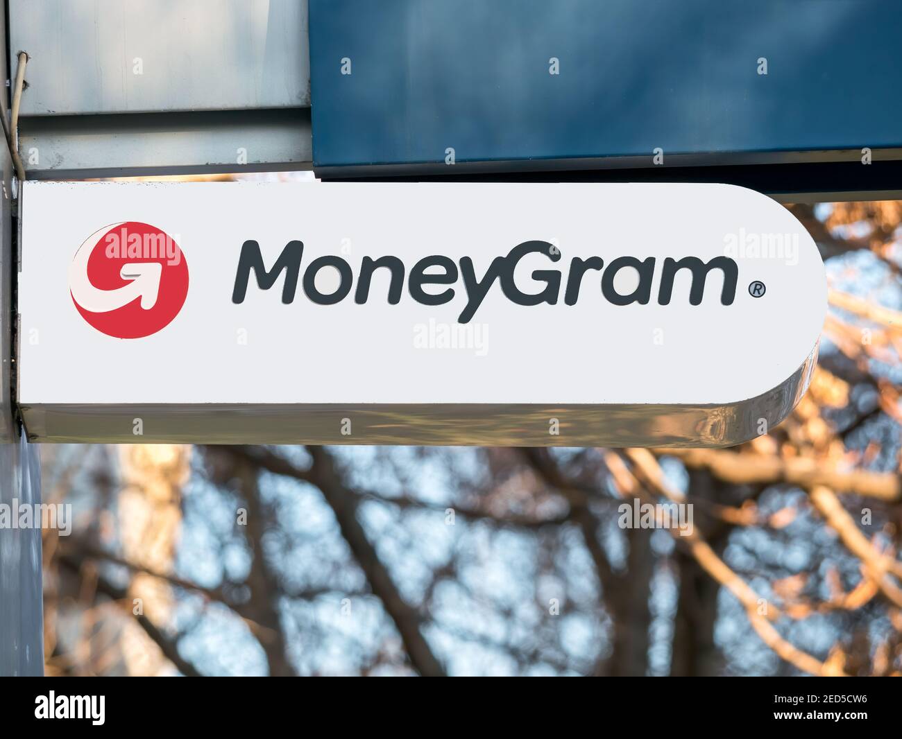 Bucarest, Romania - 01.01.2021: MoneyGram money transfer segno e logo montato sopra l'ingresso di una filiale a Bucarest. Foto Stock