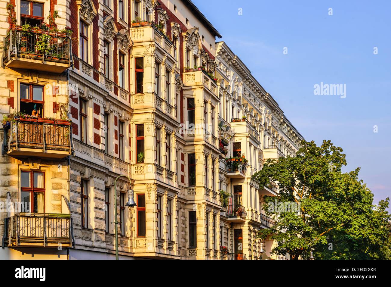 Berlin Kreuzberg architettura residenziale con balconi ornati, appartamenti storici, Germany Großbeerenstraße Altbau Foto Stock