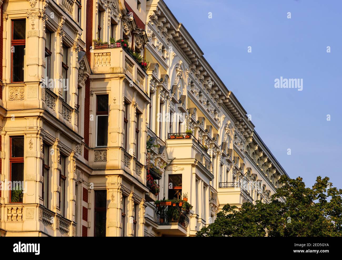 Berlin Kreuzberg architettura residenziale con balconi ornati, appartamenti storici, Germany Großbeerenstraße Altbau Foto Stock