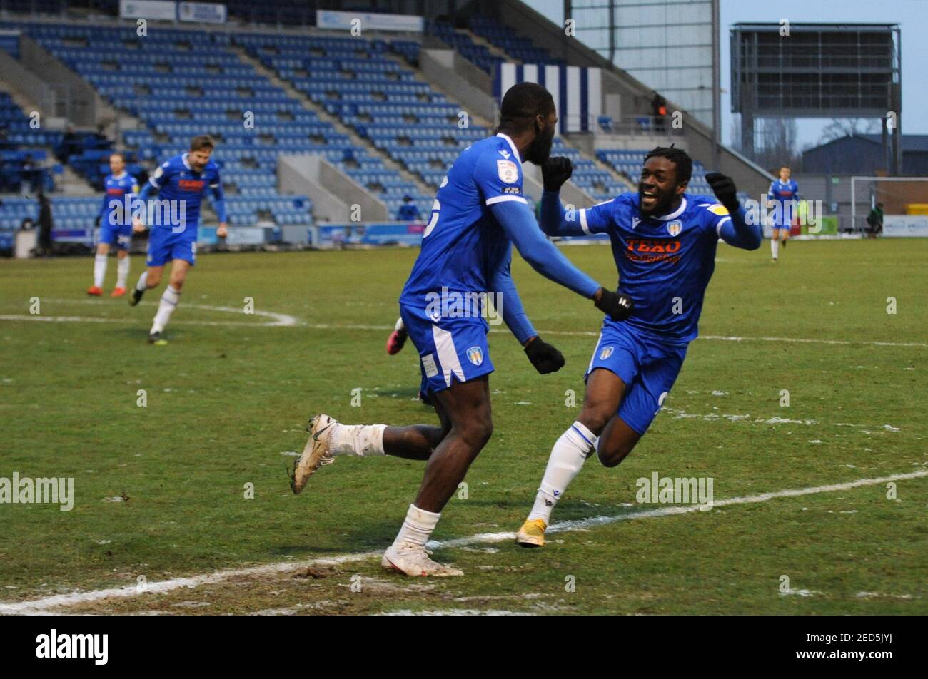 Colchester, Regno Unito. 14 febbraio 2021. Il Colchesters Frank Nouble celebra il suo obiettivo con il compagno di squadra Aramide Oteh durante la partita Sky Bet League 2 tra Colchester United e Mansfield Town al Weston Homes Community Stadium di Colchester domenica 14 febbraio 2021. (Credit: Ben Pooley | MI News) Credit: MI News & Sport /Alamy Live News Foto Stock