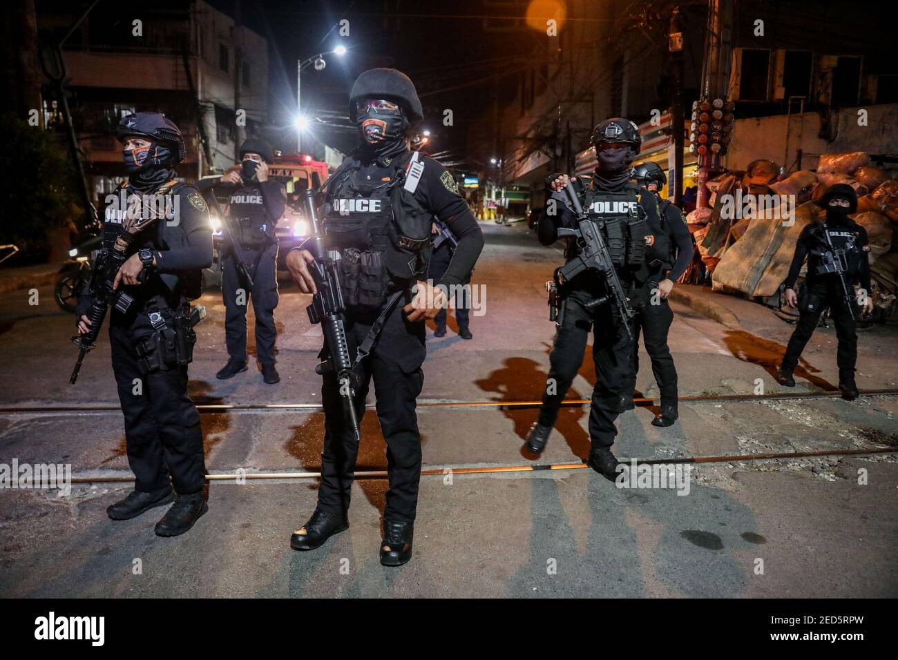 I poliziotti si preparano per un blocco totale nel distretto di Sampaloc a Manila, Filippine. Foto Stock