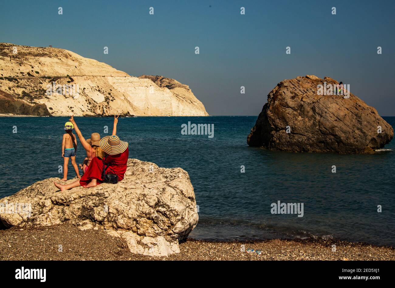 Famiglia a Petra tou Romiou, Cipro. (sito} Foto Stock