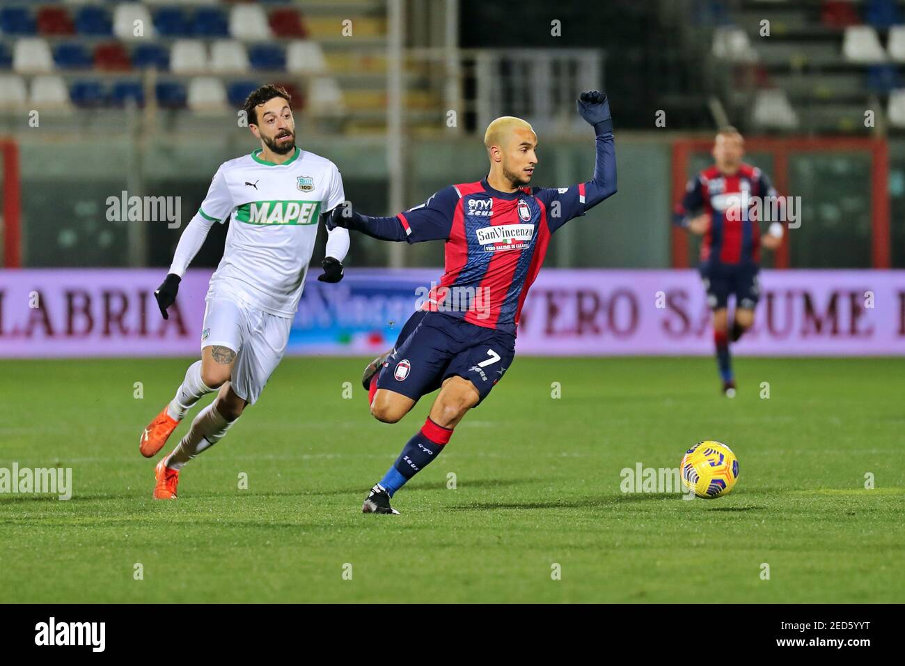 Crotone, Italia. 14 Feb 2021. Adam Ounas (Crotone FC) Francesco Caputo (US Sassuolo) durante la Serie UNA partita di calcio tra Crotone - Sassuolo, Stadio Ezio Schida il 14 febbraio 2021 a Crotone Italy/LiveMedia Credit: Emmanuele Mastrodonato/LPS/ZUMA Wire/Alamy Live News Foto Stock