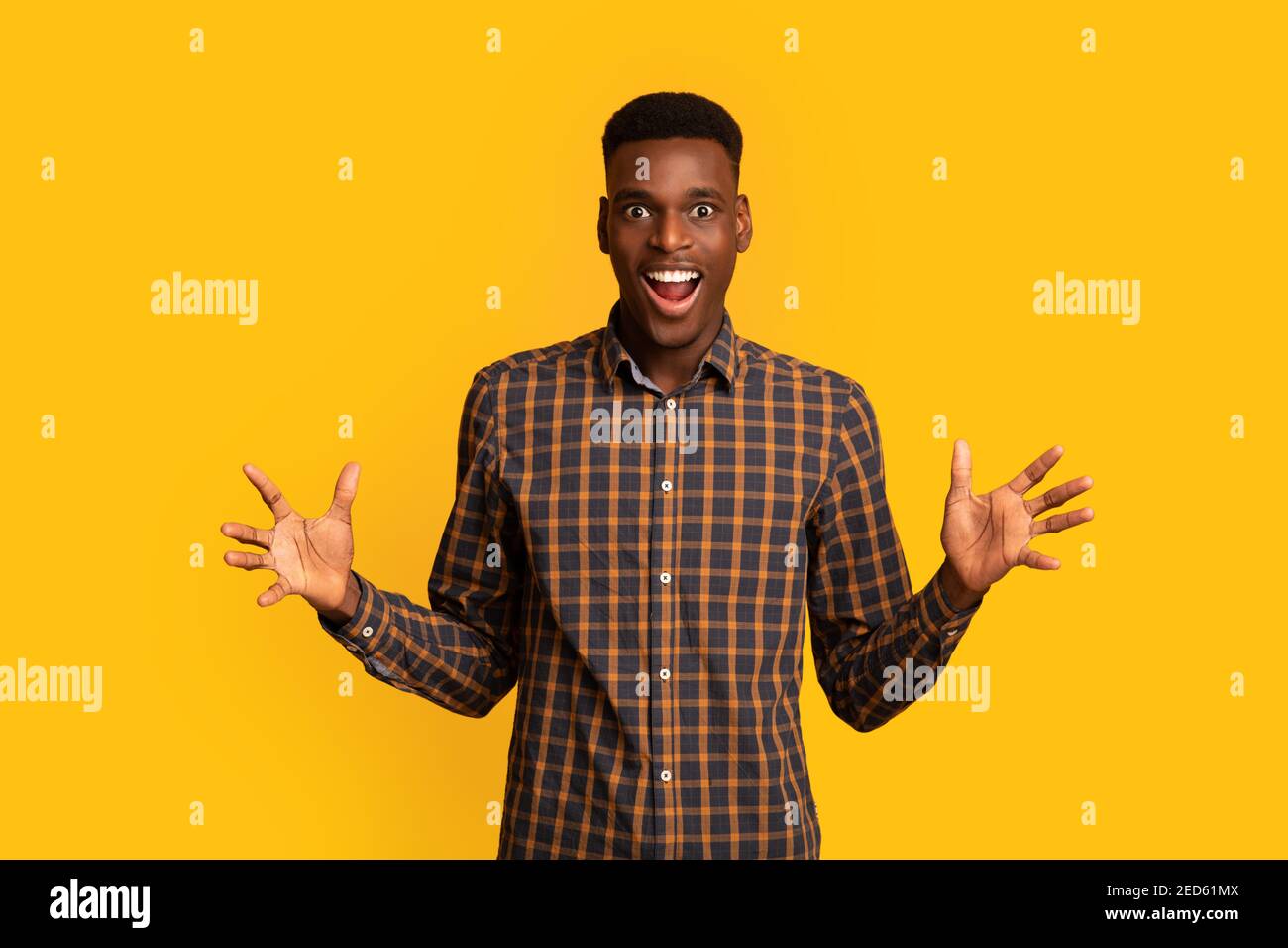 Ritratto di un guy afro-americano che si è divertito a sollevare le mani Foto Stock