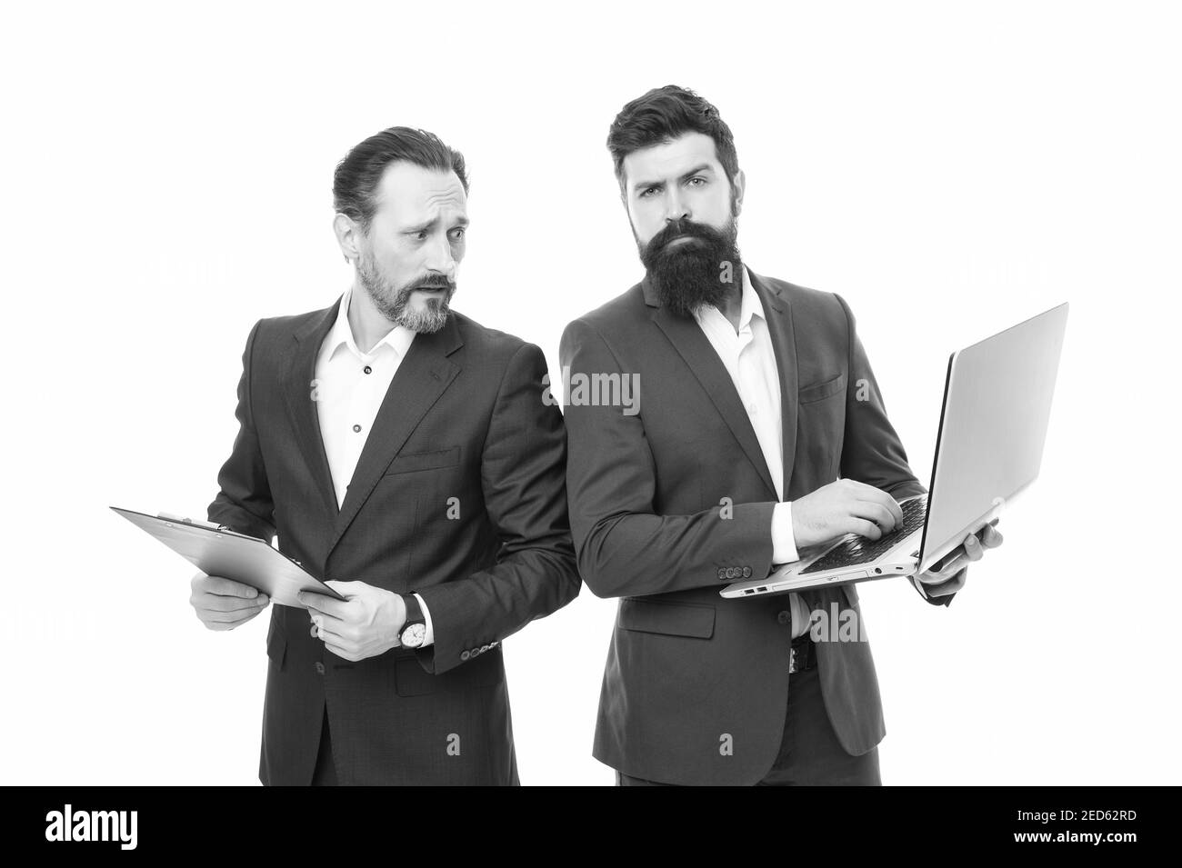 Riunione di affari. Man Beared manager mostra il laptop del rapporto finanziario. Discutere i progressi. I colleghi lavorano insieme. Business plan. Direttore di affari o capo che naviga in Internet. Software per la contabilità. Foto Stock
