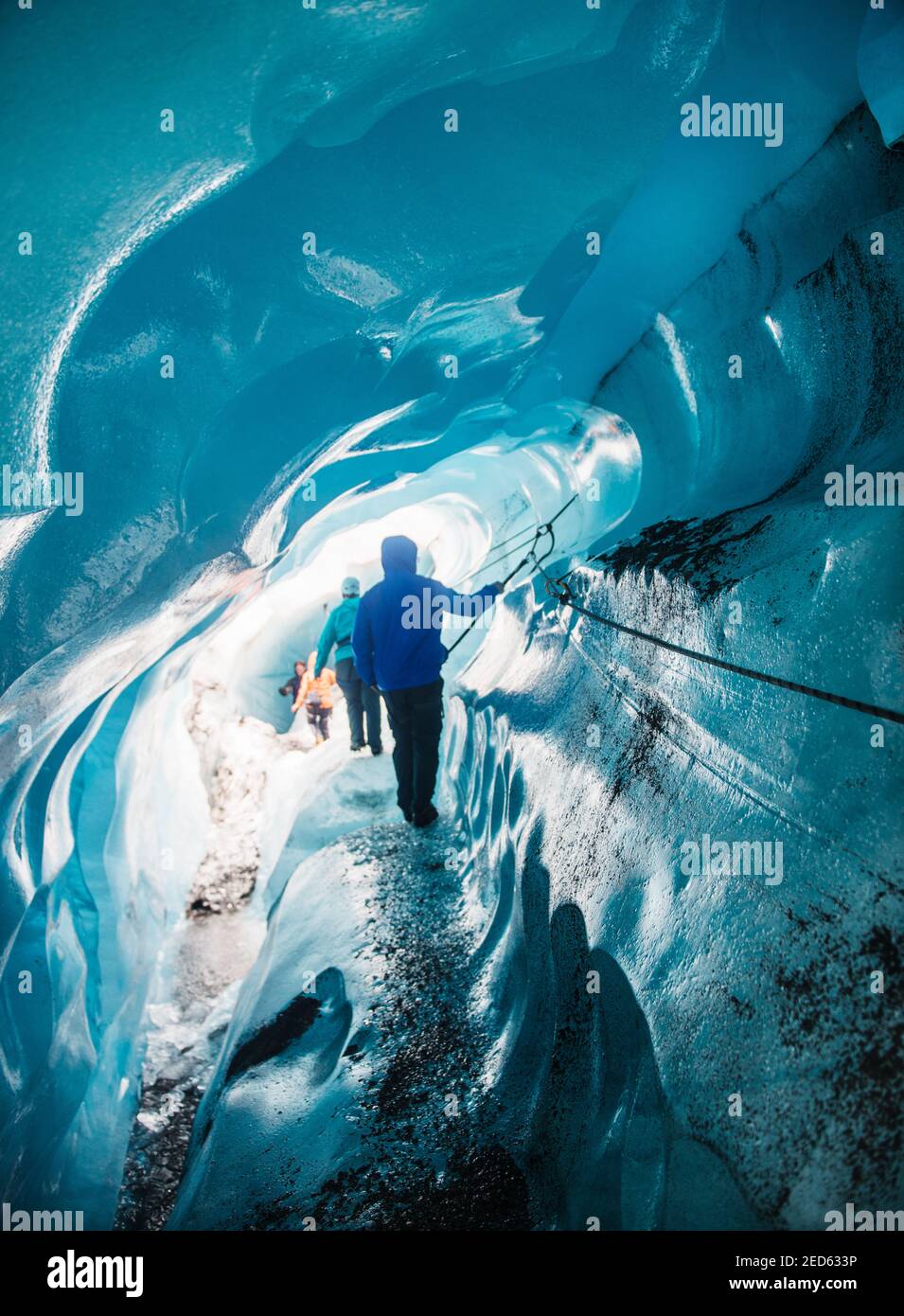 I turisti esplorano le grotte di ghiaccio del parco nazionale di Skaftafell, Vatnajökull, Islanda sudorientale, Scandinavia, Europa Foto Stock