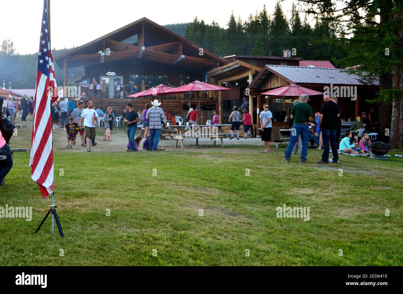 Yaak River Tavern Independence Day Celebration. Yaak, Montana nord-occidentale. (Foto di Randy Beacham) Foto Stock