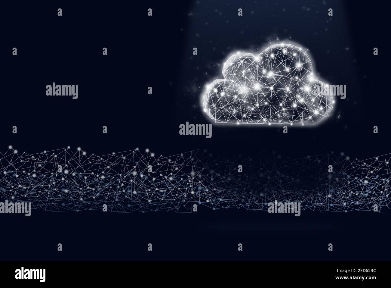 Ologramma con simbolo di nuvola in poly basso e linea digitale su sfondo blu scuro. Il concetto di salvare idee sullo storage cloud Foto Stock