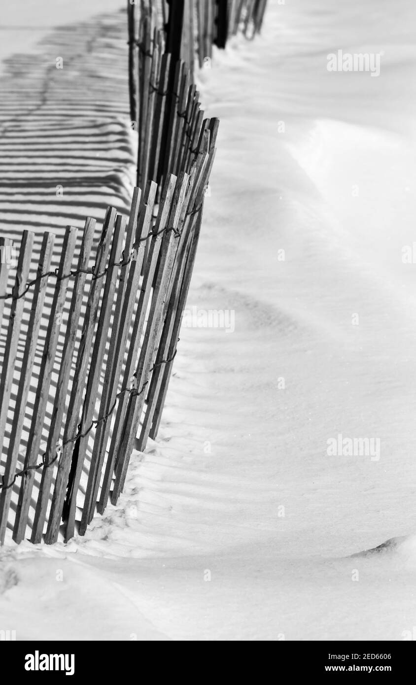 Linea di recinzione nella neve fredda invernale Foto Stock