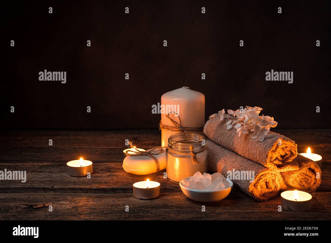Ambiente termale con candele e prodotti per la cura della pelle. Foto Stock