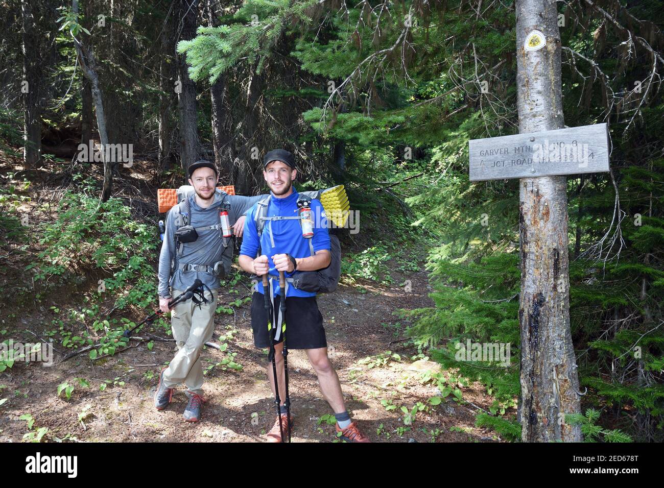 Pacific Northwest Trail attraverso-escursionisti Nick e Paddy dall'Inghilterra nelle Purcell Mountains. Yaak Valley, Montana nord-occidentale (foto di Randy Beacham) Foto Stock