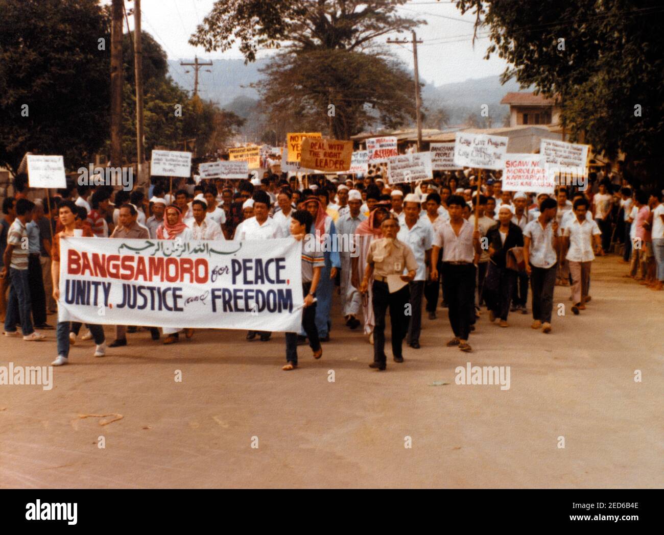 Jolo Sulu Filippine Moro fronte Nazionale di Liberazione ( MNLF ) I rallisti marciano intorno alla città il giorno nazionale di Bangsamoro 18 marzo Foto Stock