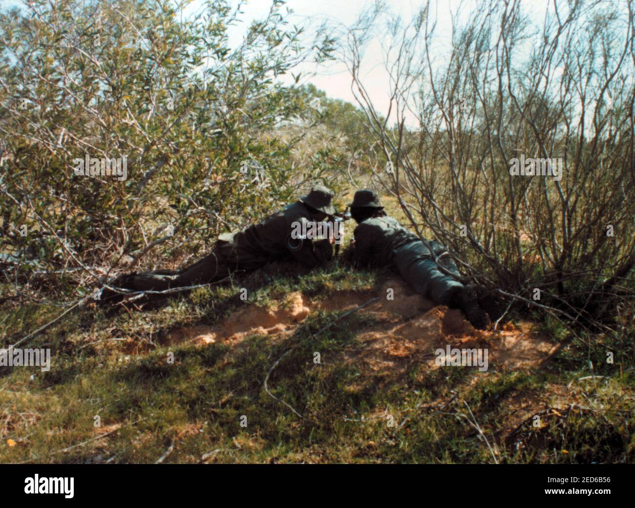 Filippine Moro National Liberation Front ( MNLF ) comando anticarro (ATC) Soldati in attesa di passaggio da Enemy carri armati o veicoli - Libertà Foto Stock