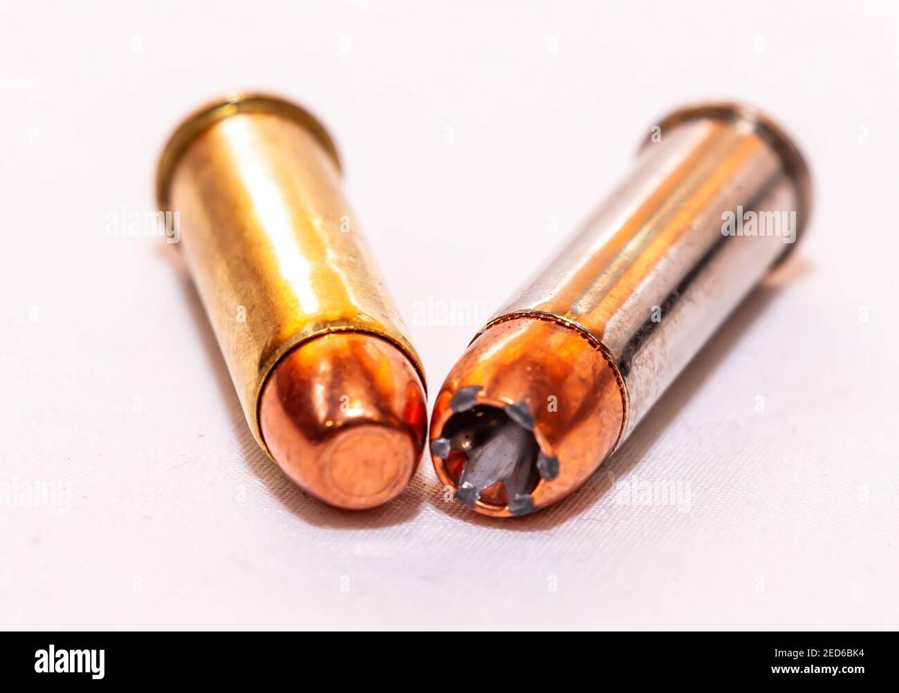 Due pallottole speciali da 38, una punta cava e una giacca completamente in  metallo su sfondo bianco Foto stock - Alamy