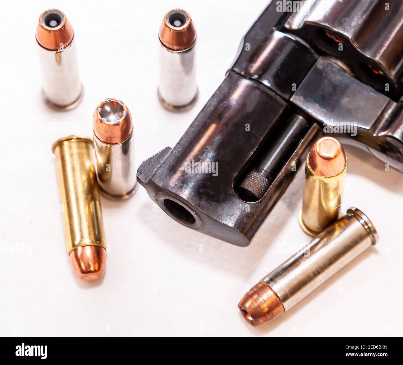 Un serpente nero annuito 38 speciale revolver muso con sei elenchi puntati accanto ad esso su uno sfondo bianco Foto Stock