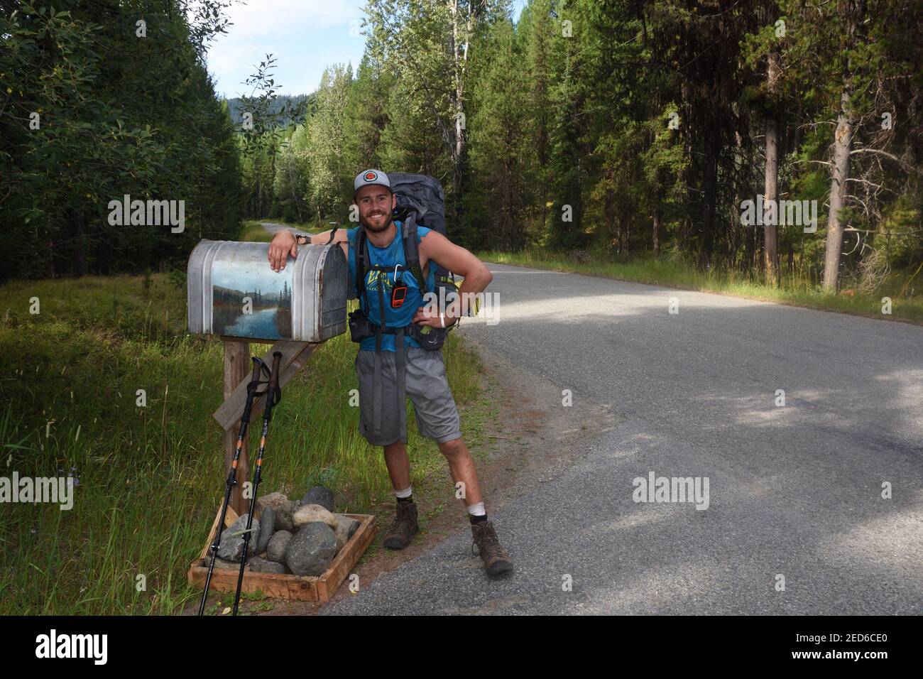 Attraverso l'escursionista Isaac a piedi il Pacific Northwest National Scenic Trail nella Yaak Valley lungo la Yaak River Road. (Foto di Randy Beacham) Foto Stock