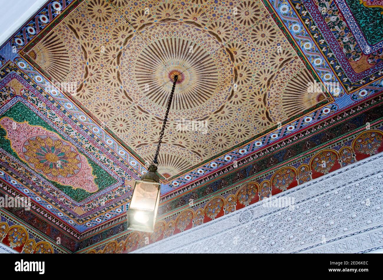 Bel soffitto a mosaico nel palazzo harem Marrakech Foto Stock
