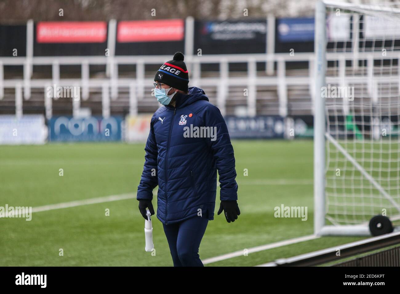 Londra, Regno Unito. 12 gennaio 2021. Crystal Palace staff su COVID-19 misure di sicurezza durante il gioco fa Women's Championship tra Crystal Palace e London Bees a Hayes Lane Bromley, Inghilterra Credit: SPP Sport Press Photo. /Alamy Live News Foto Stock