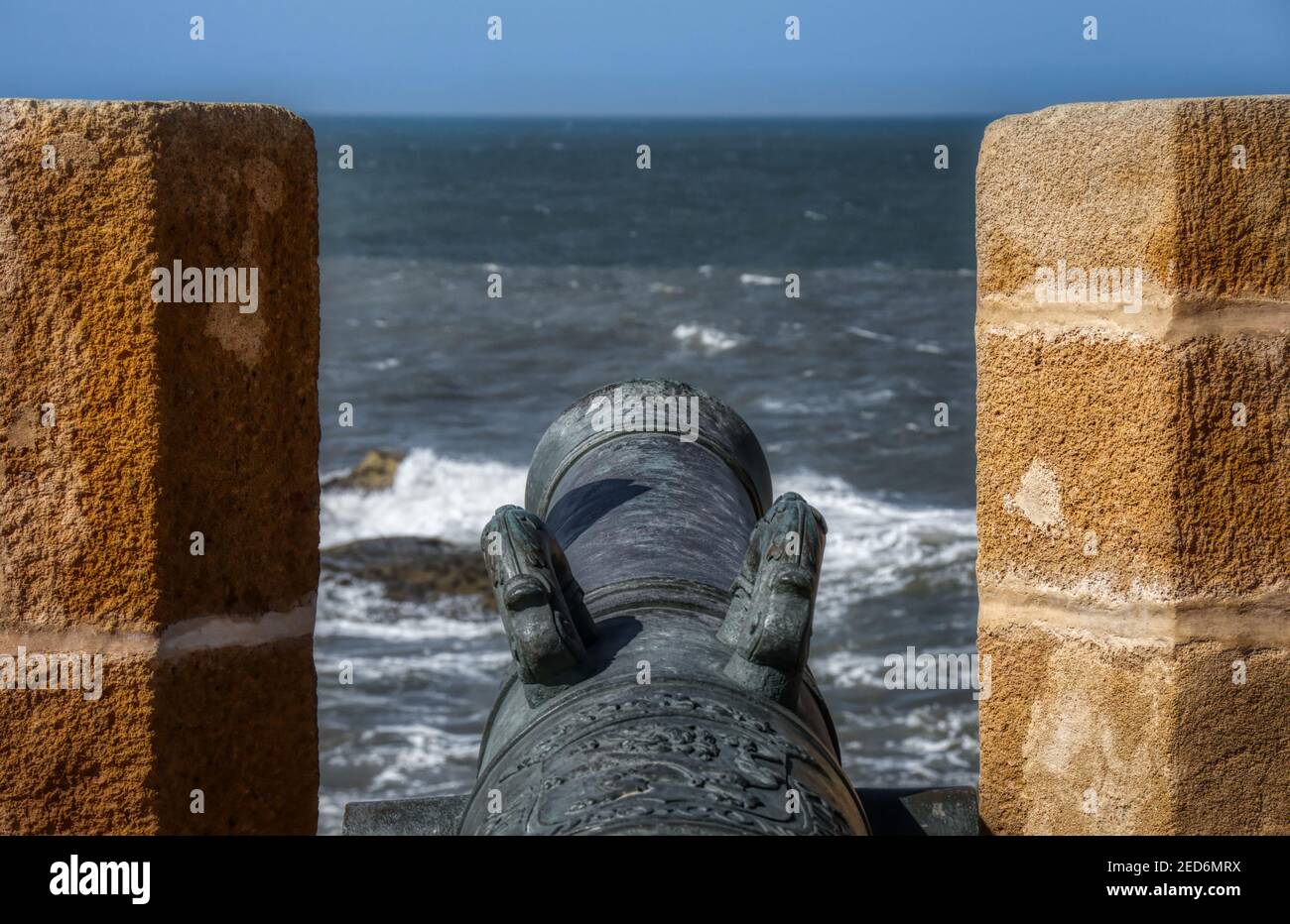 Vecchio cannone che punta al mare Foto Stock