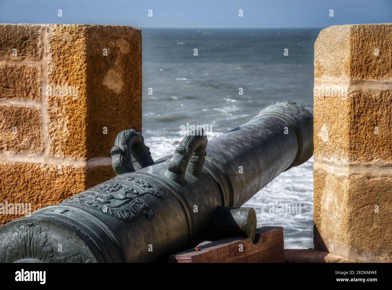 Vecchio cannone di rame che punta verso il mare Foto Stock