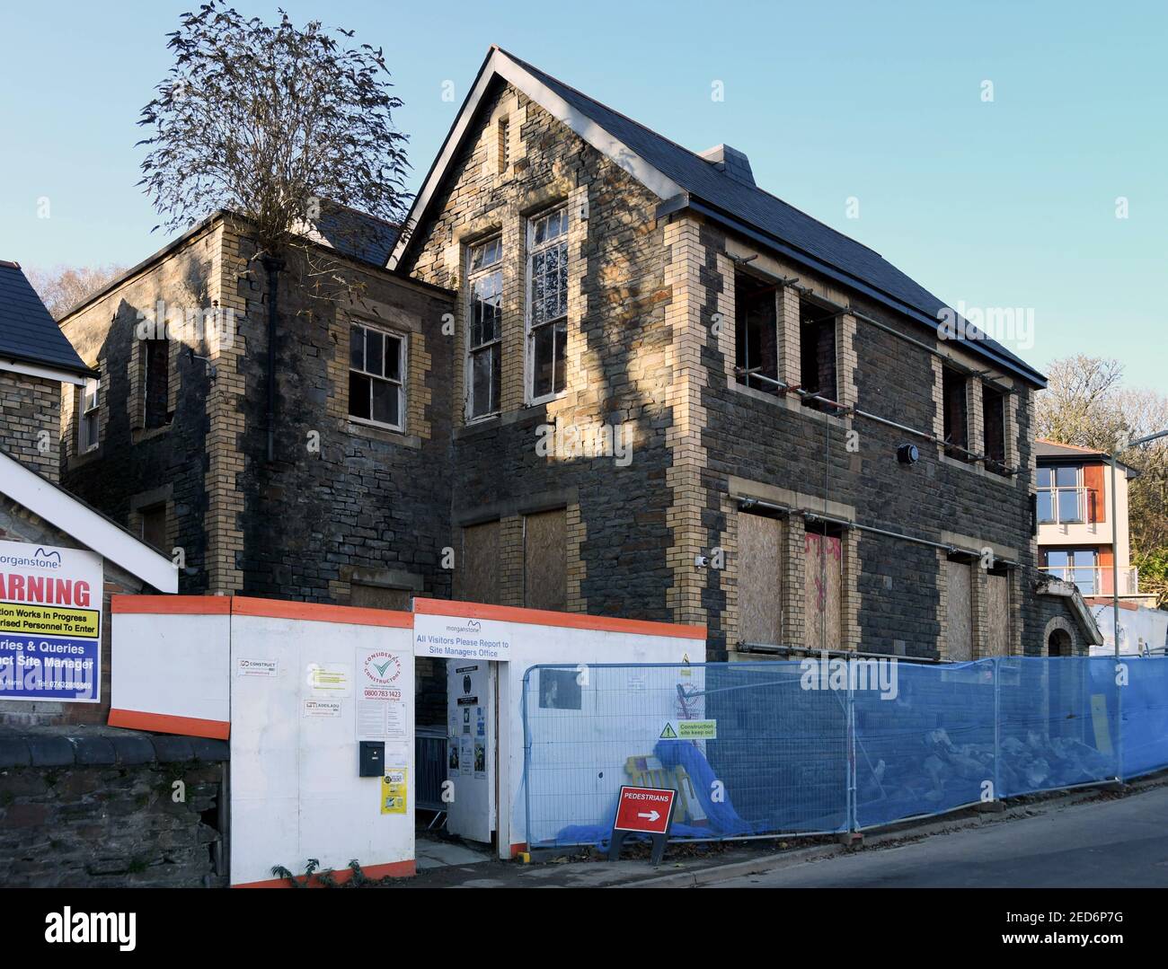 Pontypridd, Galles - Dicembre 2017: Conversione in alloggio di un edificio che ha ospitato aule nella ex Pontypridd Boy's Grammar School Foto Stock