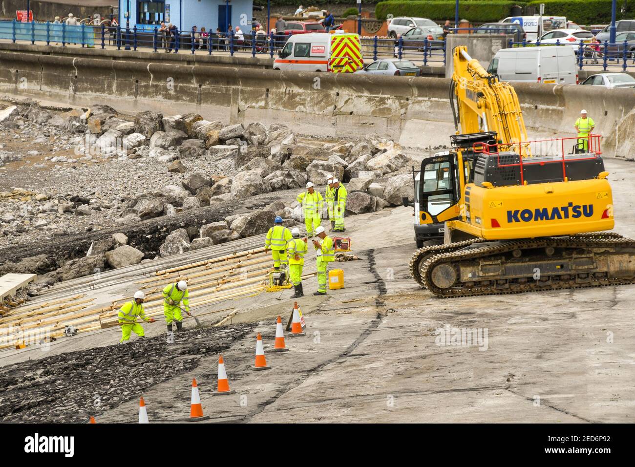 PORTHCATWL, GALLES - GIUGNO 2018: Operatori edili che lavorano alla ristrutturazione del lungomare nel centro della passeggiata cittadina Foto Stock