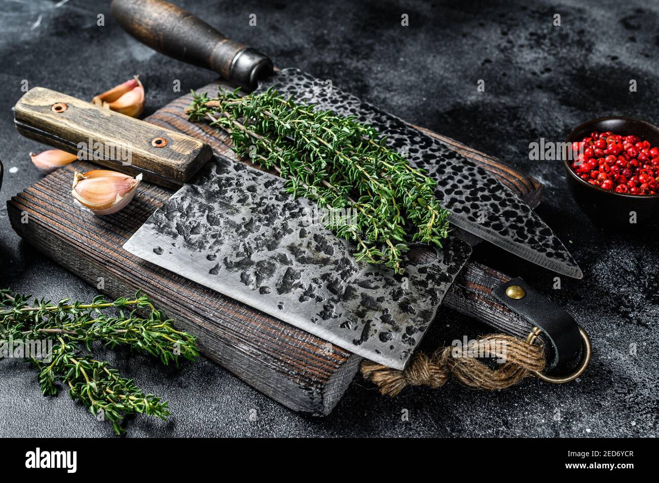 Tagliere e tagliere di carne con coltello. Sfondo nero. Vista dall'alto Foto Stock