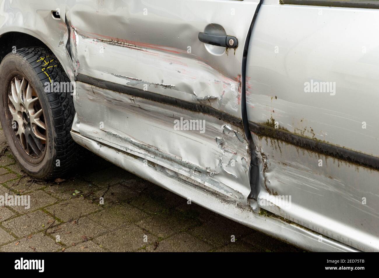 Danni da incidente alla portiera del conducente di un'auto distrutta Foto Stock