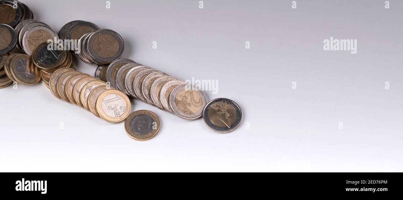 molte monete sparse Foto Stock