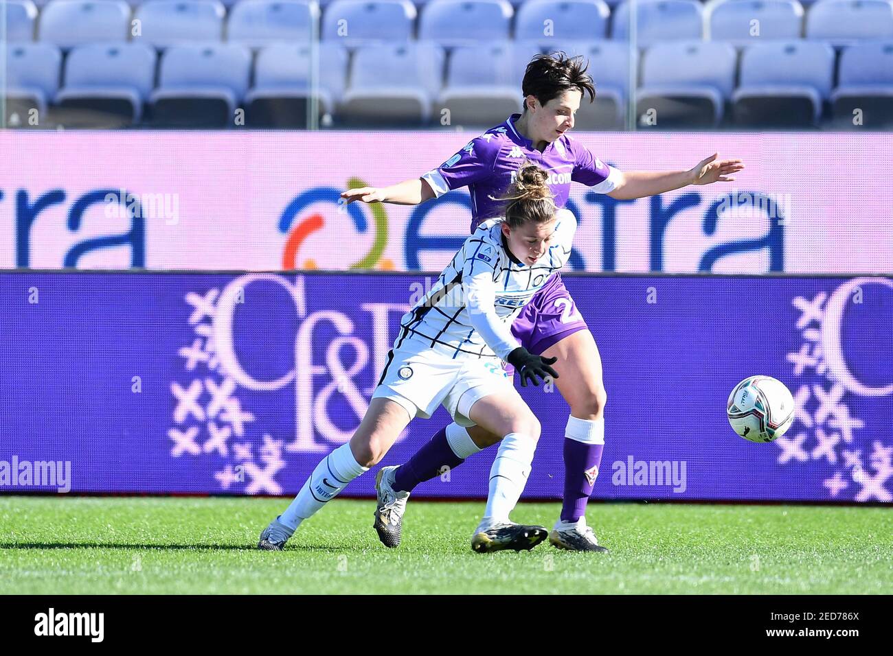 Firenze, Italia. 14 Feb 2021. Sara Baldi (Fiorentina Femminile) e Anna Catelli (Inter) durante ACF Fiorentina Femminile vs FC Internazionale, Coppa Italia Calcio femminile a Firenze, Italia, Febbraio 14 2021 Credit: Independent Photo Agency/Alamy Live News Foto Stock