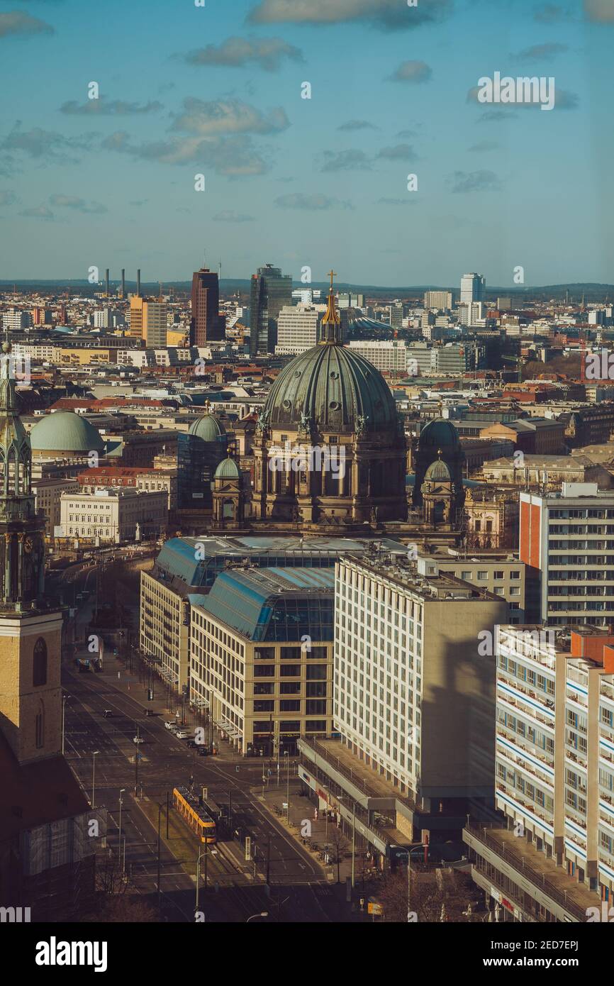 BERLINO, GERMANIA - 10 febbraio 2021: Vista aerea verso la Cattedrale di Berlino e Lustgarten vista dalla Torre della TV. Foto Stock