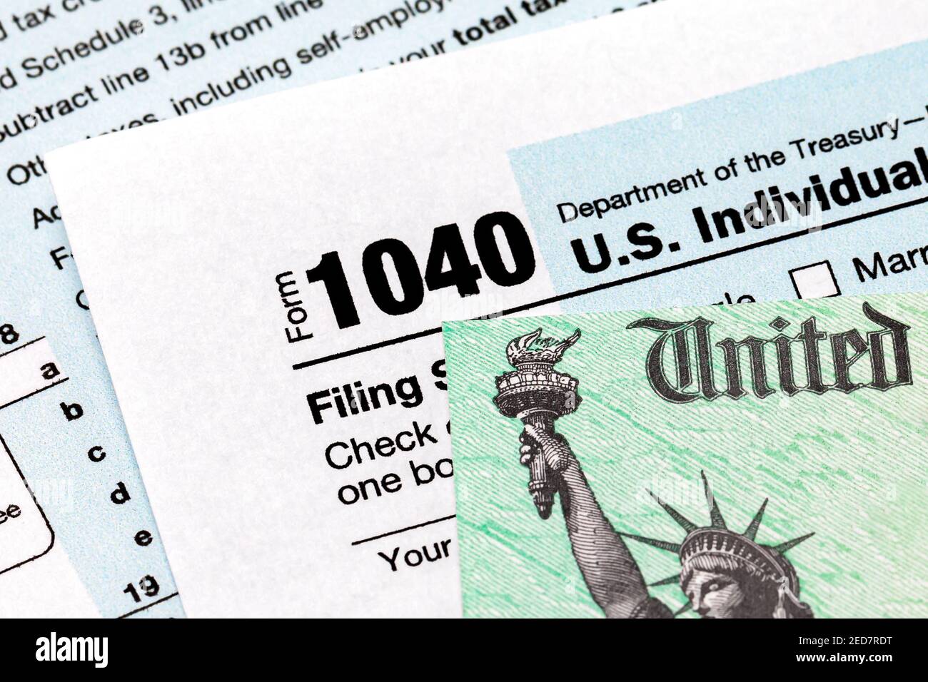 1040 modulo di dichiarazione delle imposte sul reddito individuale e assegno di rimborso delle imposte. Concetto di deposito delle imposte, del reddito imponibile e delle informazioni fiscali. Foto Stock