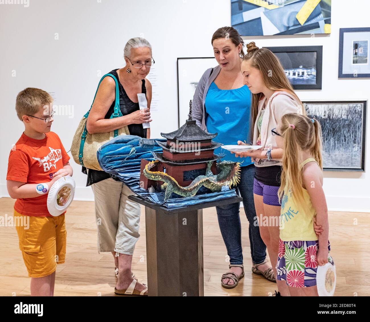 I visitatori del Museo d'Arte di Fitchburg si divertono con la collezione Foto Stock